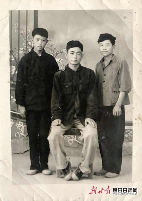 20世纪60年代，王鸿庆（中）刚参加工作时与同事合影 受访者提供