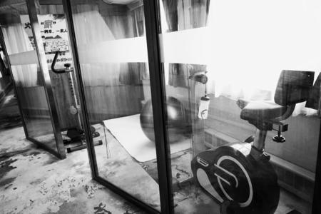 “三区三州”红色旅游专列上的迷你健身房