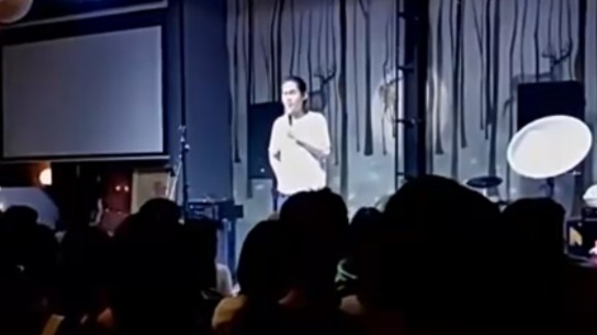 脱口秀表演的话题也不总是被观众接受，“蔡师傅”讲述他的经历