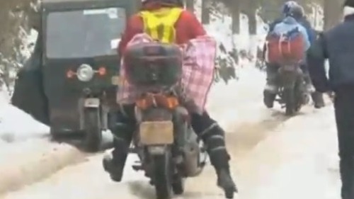 骑友遇到结冰路段寸步难行，无助之际同伴来帮忙