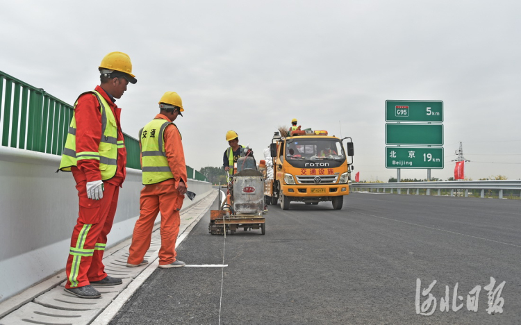 2021年4月21日,工人正在京德高速公路施划标线。 河北日报记者赵海江摄