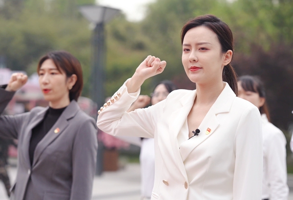 廖绮带领青年党员重温入党誓词