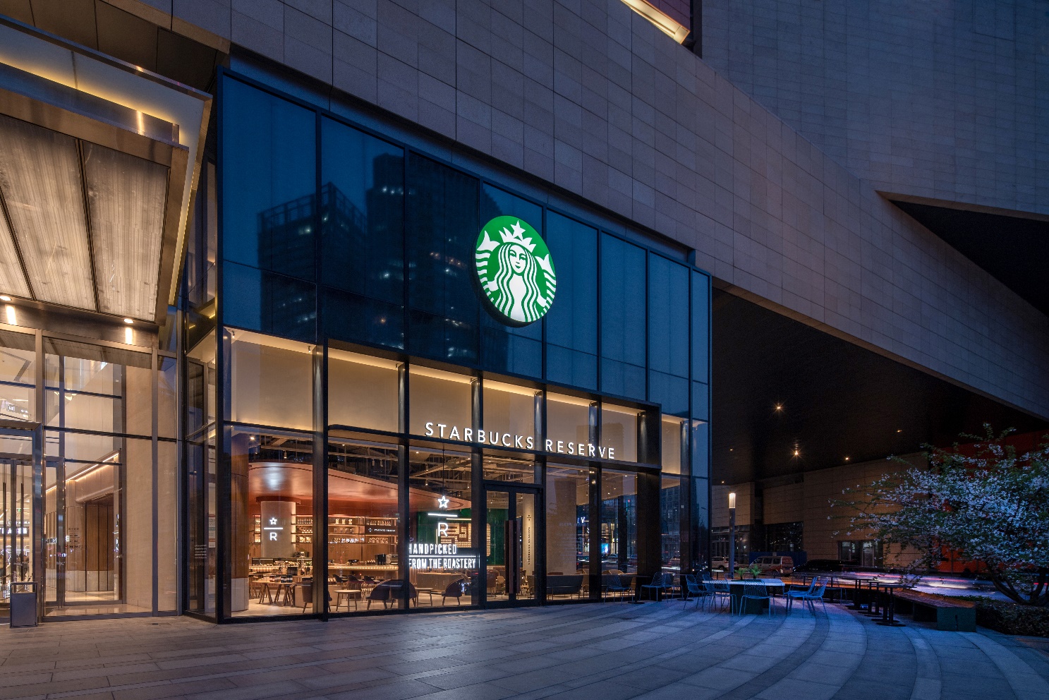 星巴克中国内地第5000家门店落户青岛山东首家星巴克臻选店开启感官新