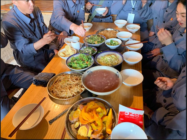 吃"忆苦思甜饭",使广大游客朋友们懂得今天美好生活的来之不易,倍加