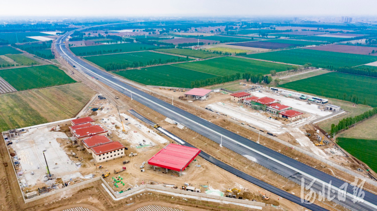 2021年4月22日拍摄的正在加紧建设的京德高速苏桥服务区。 河北日报记者赵海江摄