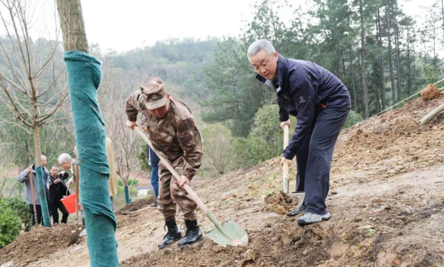 胡海峰带头参加义务植树 来源：丽水发布