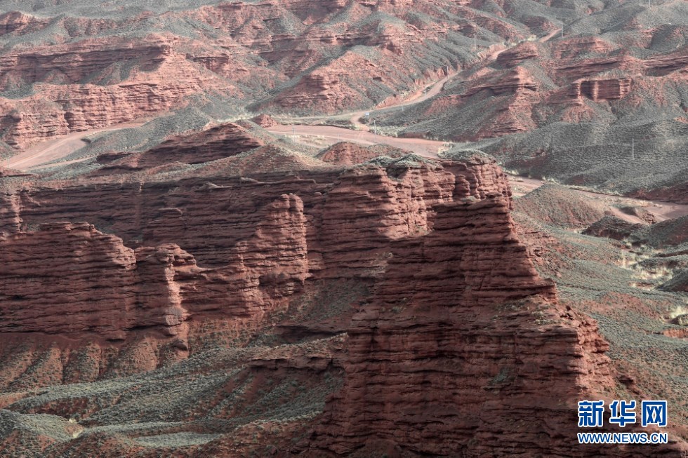 这是平山湖大峡谷一景(4月25日摄) 新华社记者 范培珅 摄