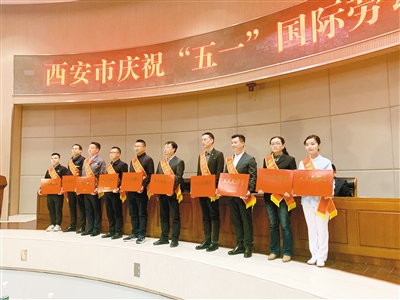 获奖代表展示荣誉