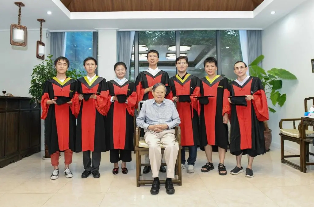 2018年杨振宁与博士毕业生合影. 清华大学 供图