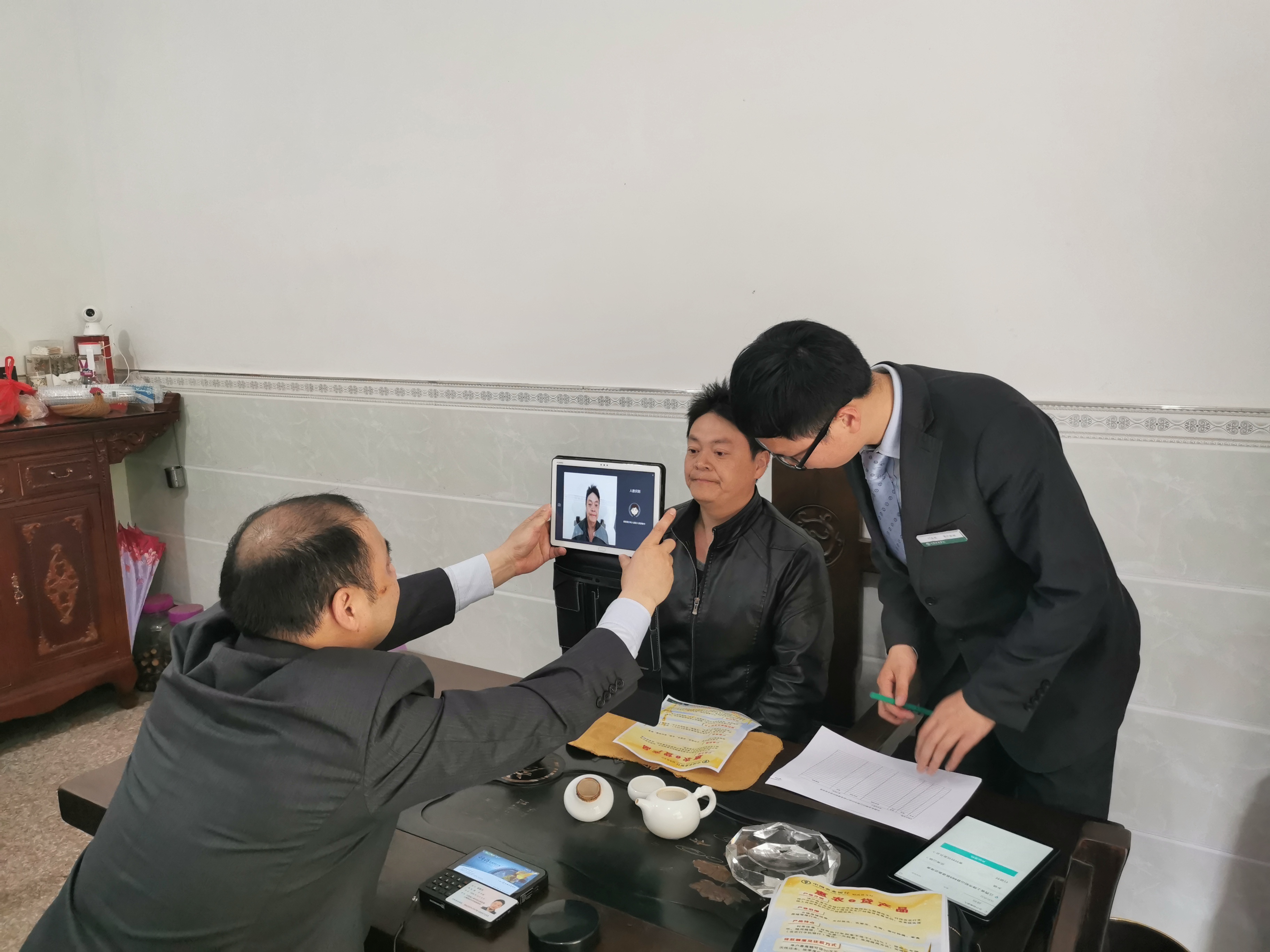 铅山支行客户经理上门为客户办理贷款手续