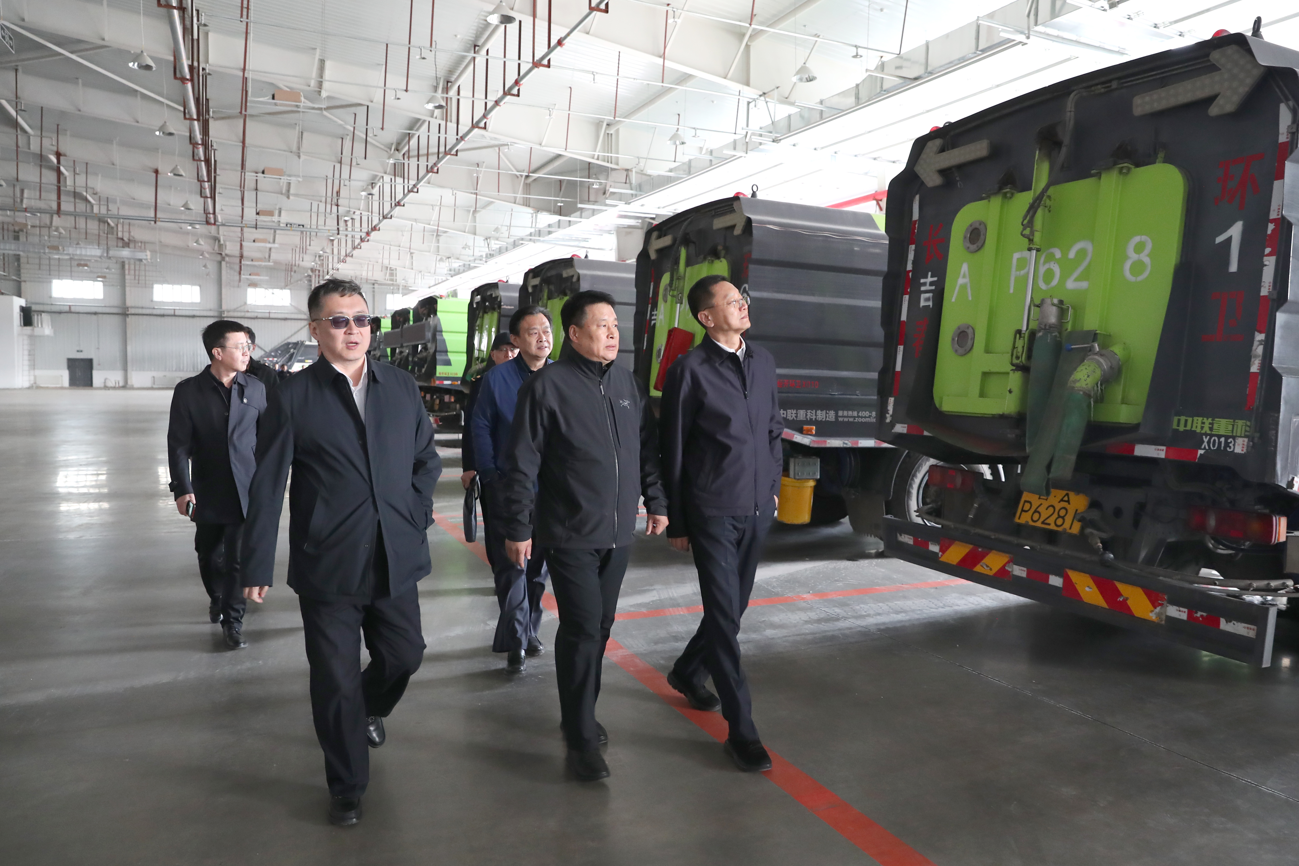 &nbsp; 仪式开始前,长春市城管局局长王世忠,长春市经开区环卫局局长