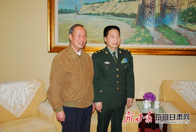 达道安与杨利伟合影