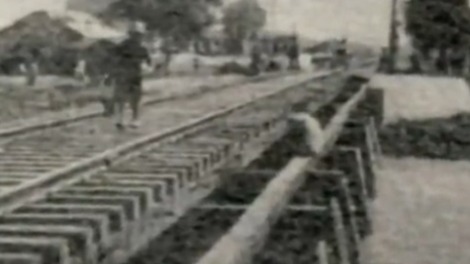 英国人在中国修建的第一条铁路最后为什么卖给了清廷？火车轧死了人