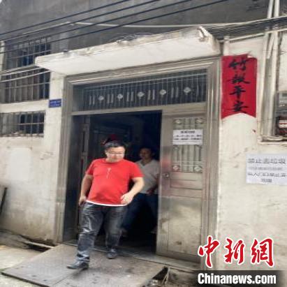 不起眼的居民楼里，往往“藏“着销售额千万的淘宝店铺。　杨达　摄