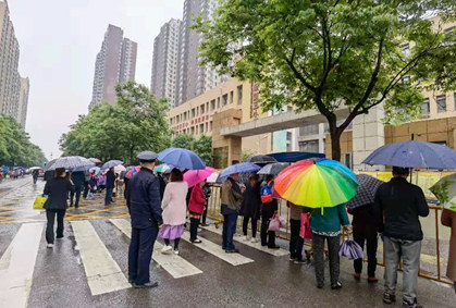 高新城管:为师生雨天出行撑起“安全伞”