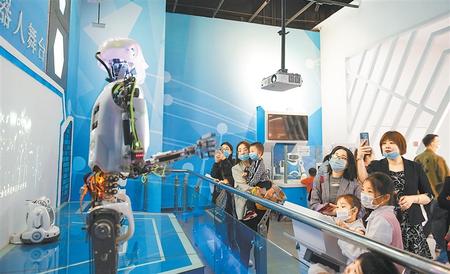 5月5日，许多家长带着孩子走进甘肃科技馆，感受科技的魅力。新甘肃·甘肃日报记者 吕亚龙
