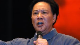 为贴近角色形象，古月晚上对着玻璃模仿毛主席动作