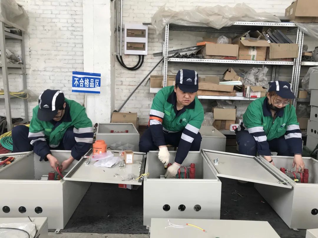 信息与自动化工程有限公司特种电气事业部生产中心的装配工对羰基镍原料制备项目用控制箱进行装配