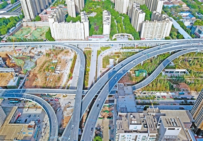 新兴南路快速路项目幸福立交四条匝道通车。 （记者 谢伟 摄）