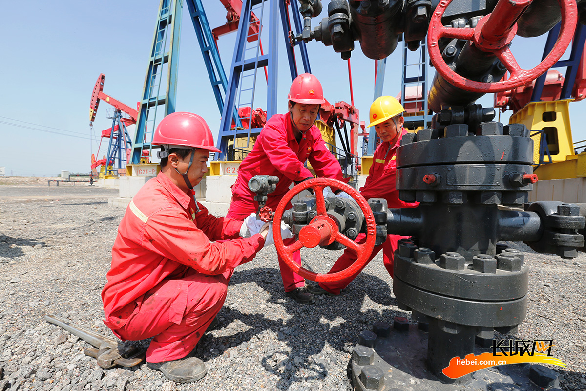 更换井口闸门卡箍.杨军 摄