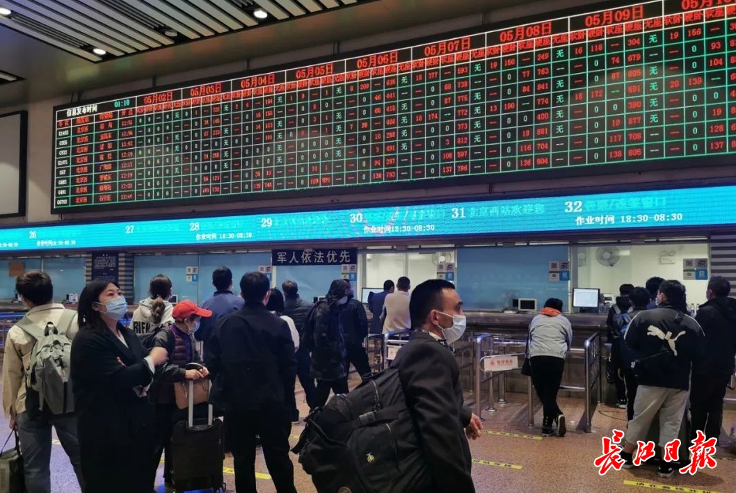 京广高铁晚点武汉站受多大影响记者凌晨探访