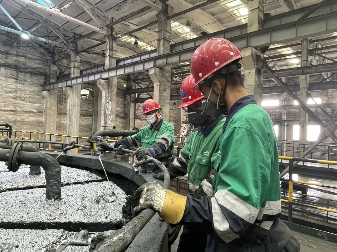 镍冶炼厂高锍磨浮车间浮选岗位职工在观察泡沫颜色形态变化