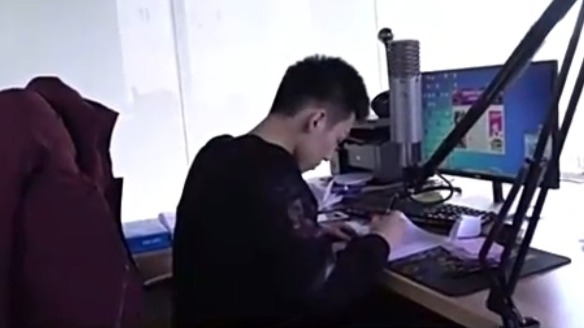“富二代”丁伟经历公司破产后，决定从一名主播做起