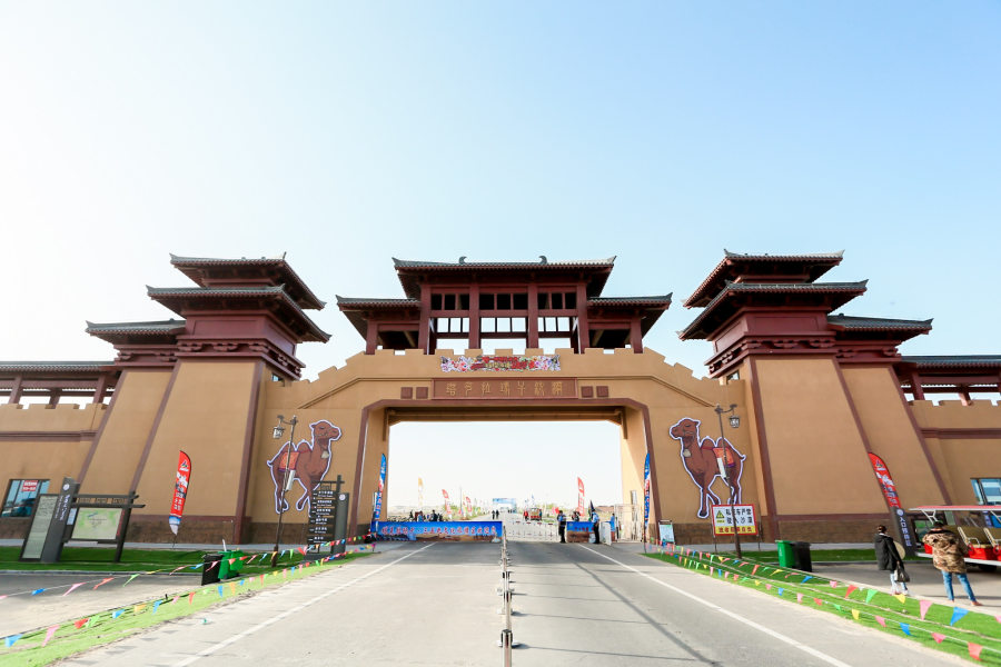 新疆阿拉尔市举办"璀璨沙漠嘉年华"文化旅游节 游客体