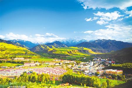 风景如画的肃南裕固族自治县县城风光(资料图)