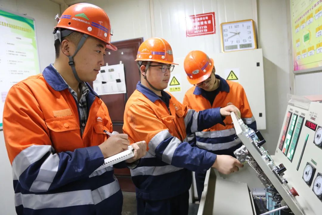 二矿区副井提升工区的工程技术人员进行电气设备点检