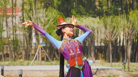 能歌善舞的裕固族姑娘翩翩起舞