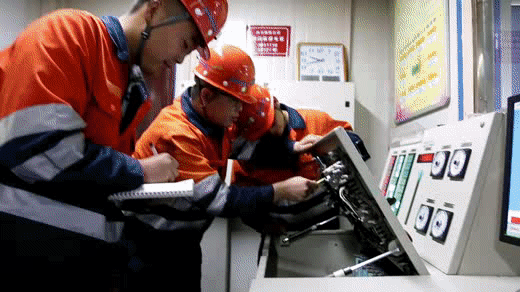 二矿区安全管理室执法人员、副井提升工区工程技术人员在现场检查作业