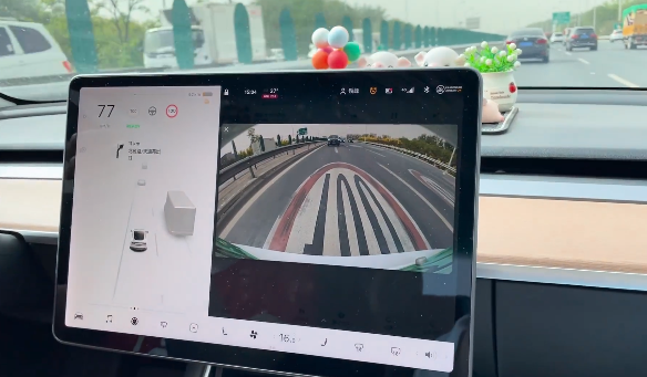 快速路上model3大屏卡死网友神调侃特斯拉回应笑喷