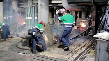 铜业公司硫酸分厂、熔炼分厂、贵金属分厂、原料分厂职工正在岗位生产操作