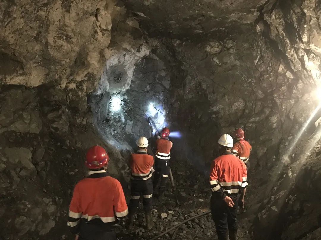 龙首矿采矿三工区的一线凿岩爆破工正在凿岩作业