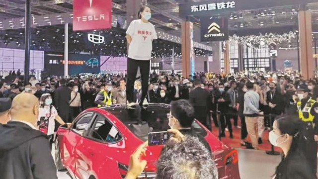 如何看待特斯拉“车顶维权”女车主的行为？