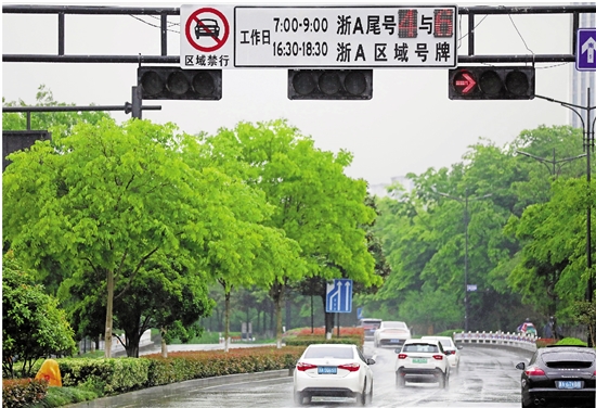 杭州交警部门已在浙A区域号牌车辆及非浙A号牌车辆禁入的区域边界道路设置限行指示牌