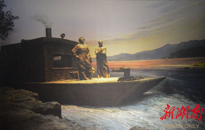 1921年6月，毛泽东和何叔衡从长沙坐船去上海参加中共一大(场景复原)。　资料图片