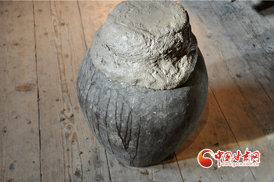 将拌好的青稞装入缸中密封数月