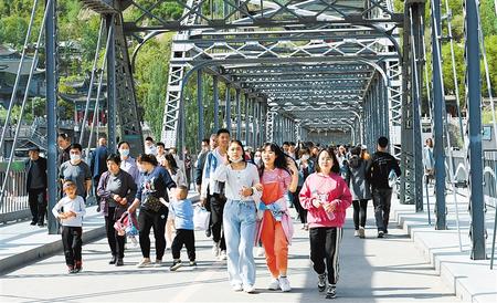 5月5日，兰州中山桥上游人如织。新甘肃·甘肃日报记者 吕亚龙