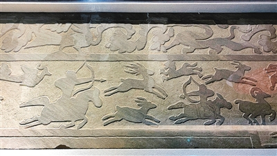 陕西体育博物馆收藏的东汉时期的车马狩猎画像石。