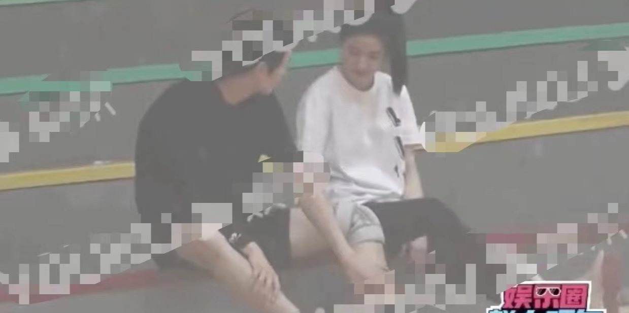 邢昭林与女子一同返回酒店 恋情疑曝光