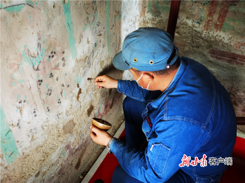 敦煌研究院工作人员正在修复壁画 新甘肃&middot;甘肃日报记者 张文博