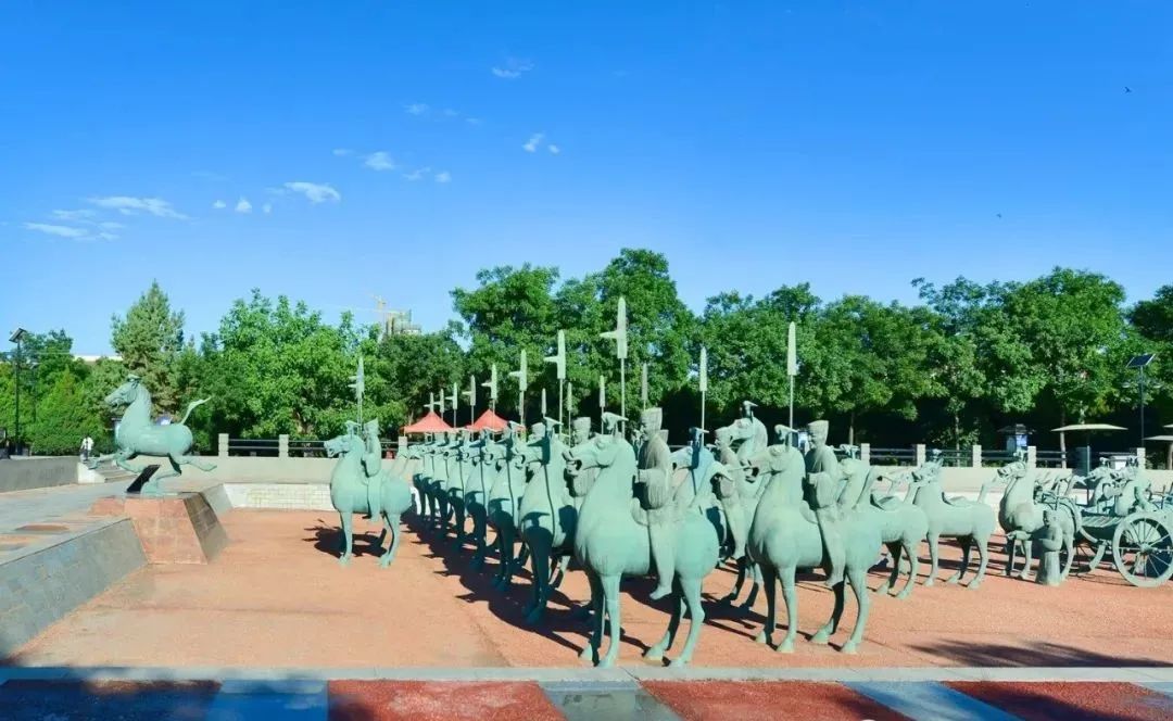 这些仪仗俑是整体放大6倍供游客参观的复制品