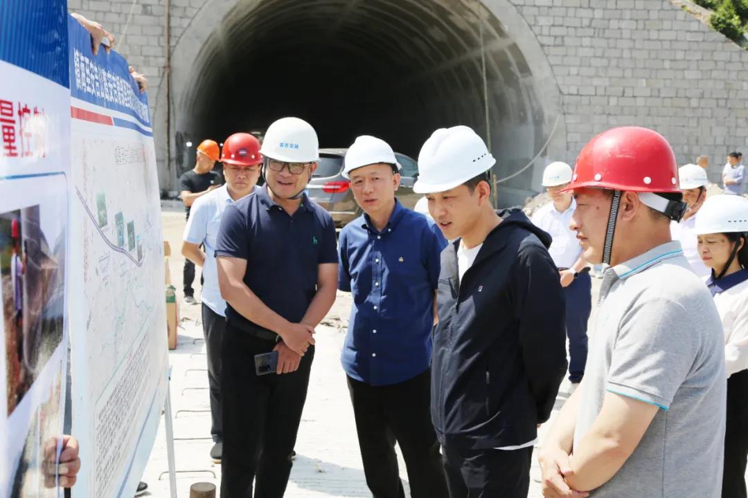 昨天下午,安吉县委副书记,县长宋波带队调研重点交通项目推进工作