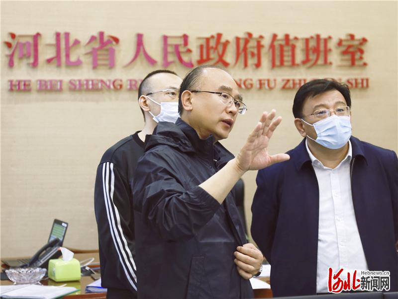5月3日下午，省长许勤到省政府值班室，通过视频随机连线各市、雄安新区管委会及部分省政府部门，检查交通运输、旅游出行、景区管理、建筑工地施工安全等工作及值班值守情况。河北日报记者孟宇光摄