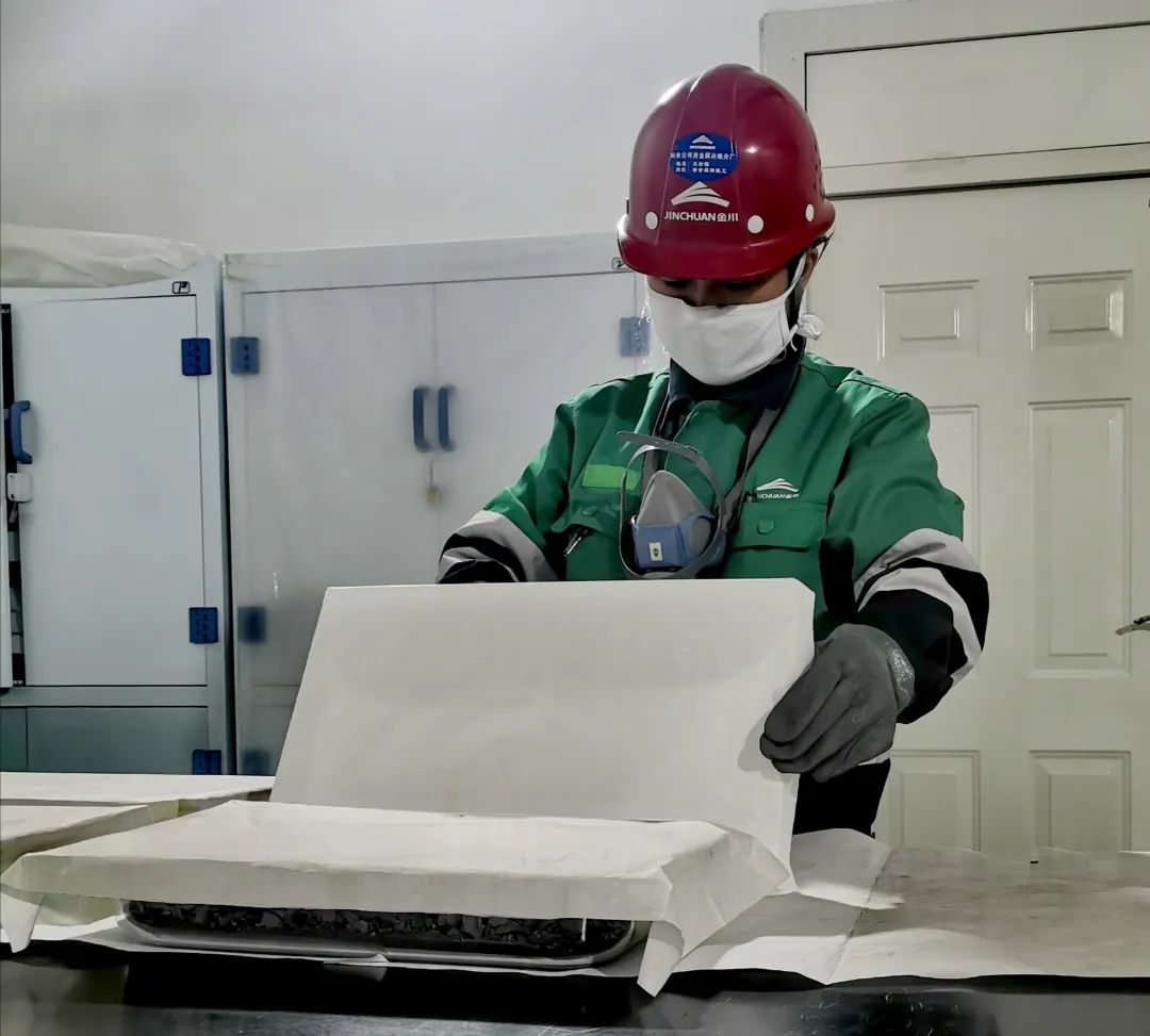 铜业公司贵金属提纯班将产出的产品进行分装