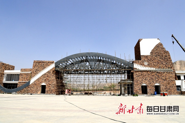 在建中的兰州野生动物园大门