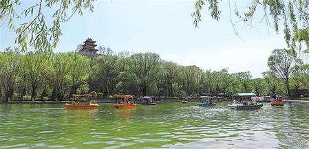 5月1日，游客在平凉市柳湖公园泛舟，享受假日美好时光。新甘肃·甘肃日报通讯员 吴希会