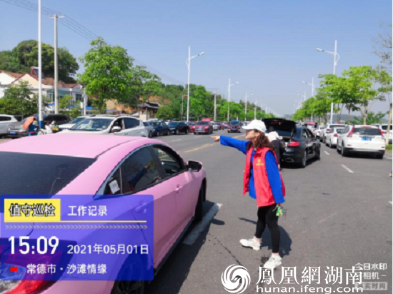 白鹤镇太阳山社区志愿者在沿山路对参加“音乐节”活动车辆的停放进行指导